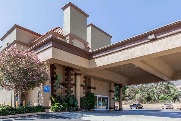 Travelodge by Wyndham Sylmar CA image 1